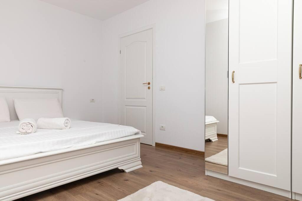 Enescu 3 City Center Flat ทิมิชัวรา ภายนอก รูปภาพ