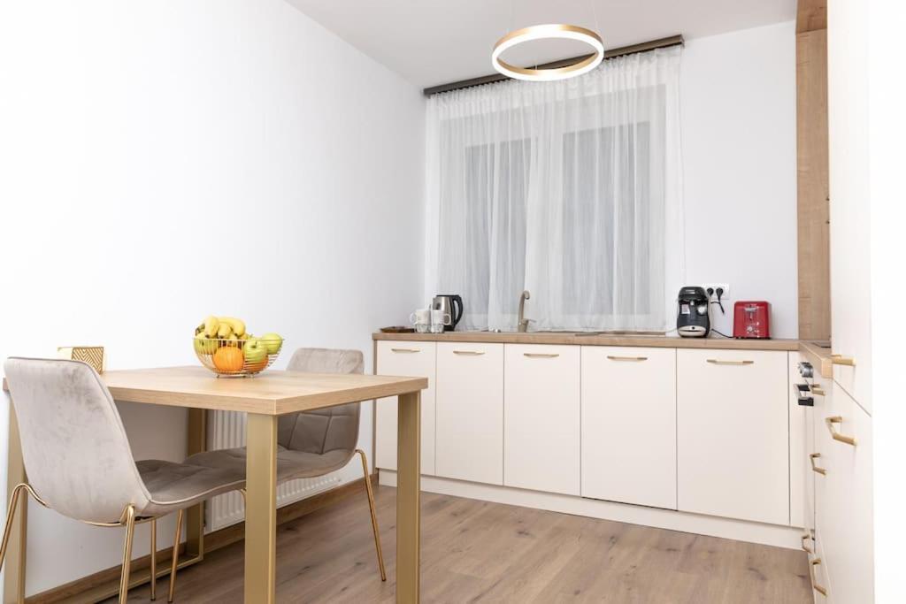 Enescu 3 City Center Flat ทิมิชัวรา ภายนอก รูปภาพ